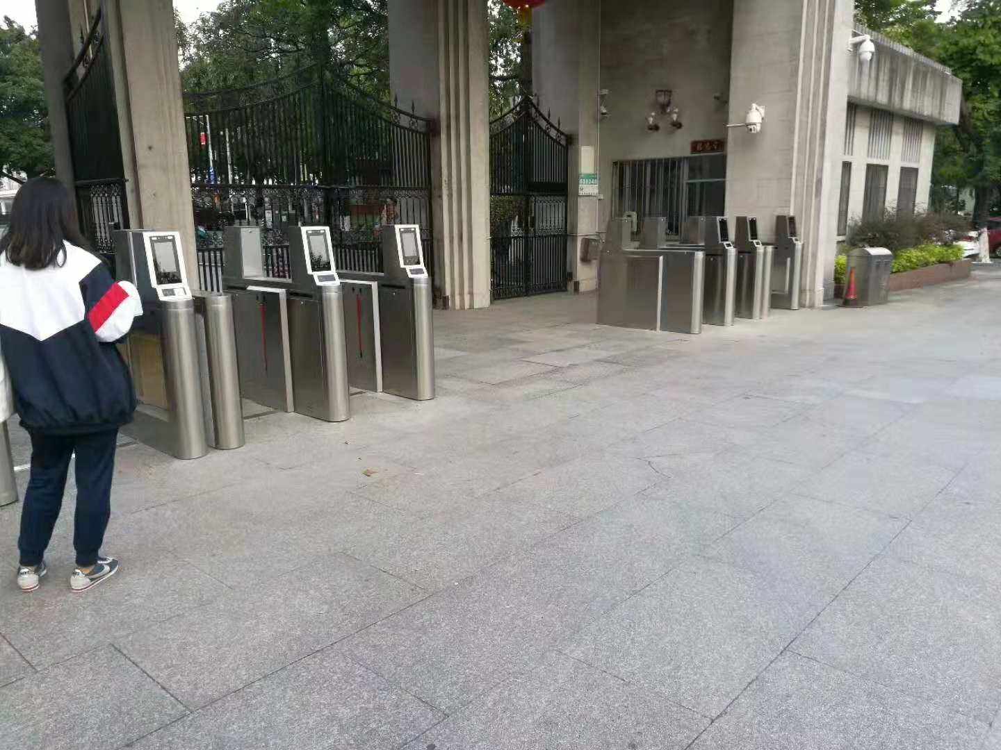 人臉識(shí)別閘機(jī)應(yīng)用校園,更好管理治安出入 人臉識(shí)別閘機(jī)應(yīng)用校園,更好管理治安出入